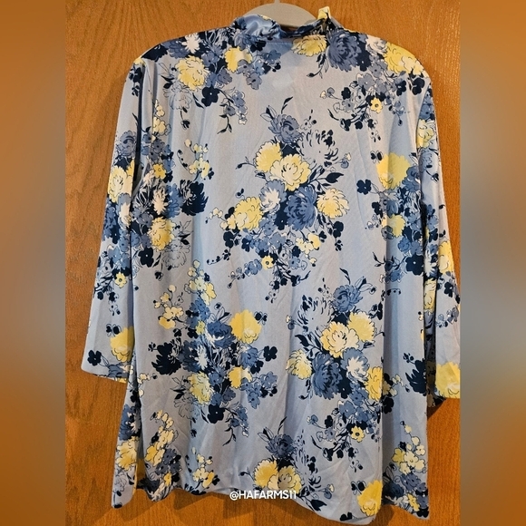 3/15$ Bundle Deal Bend Over Blue Flower Blouse - Picture 2 of 5